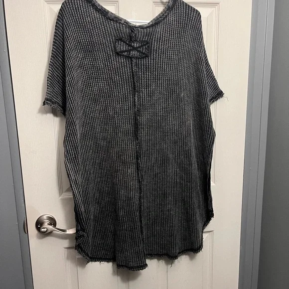 Zenana Outfitters Black Ribbed Short Sleeve Blouse - Picture 2 of 5